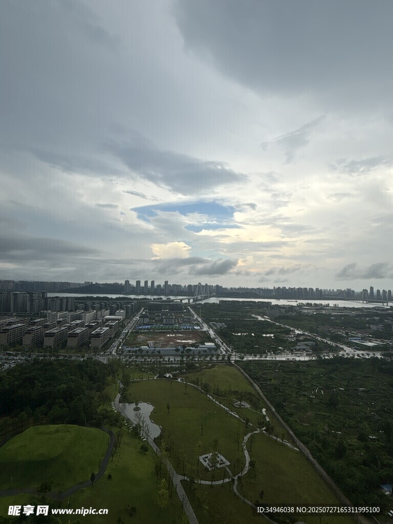 俯瞰城市与绿地景观