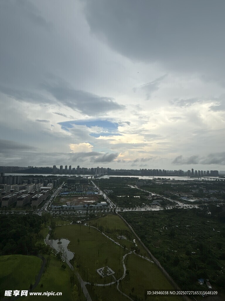 俯瞰城市与绿地景观