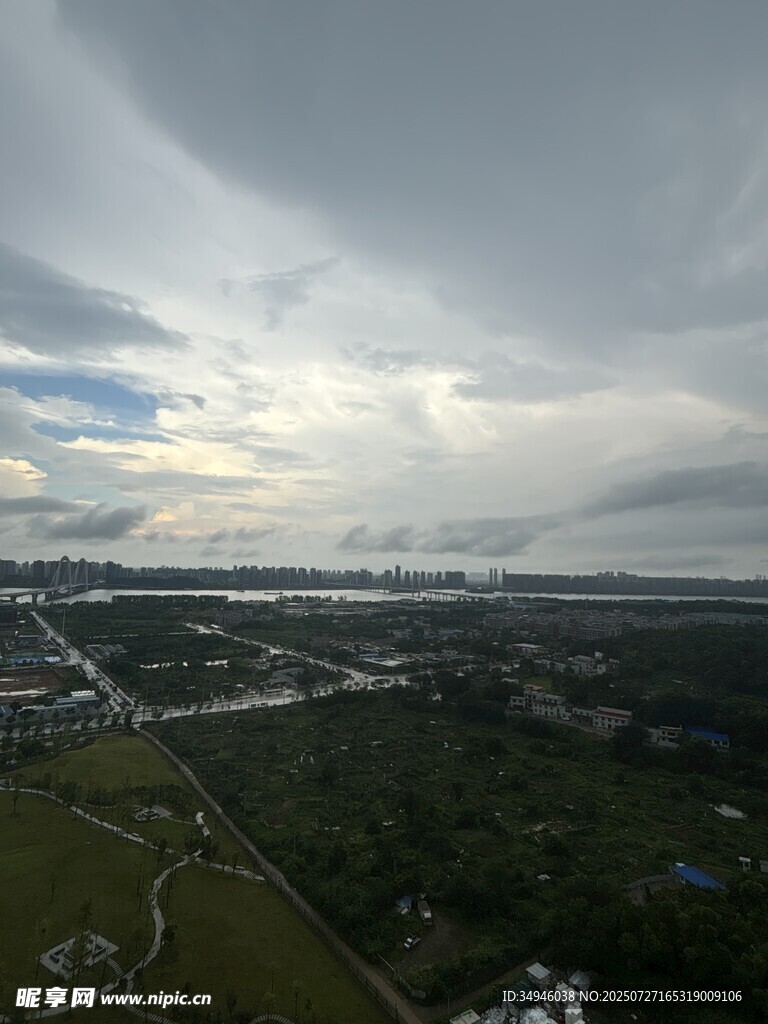 城市上空的阴沉云层景观