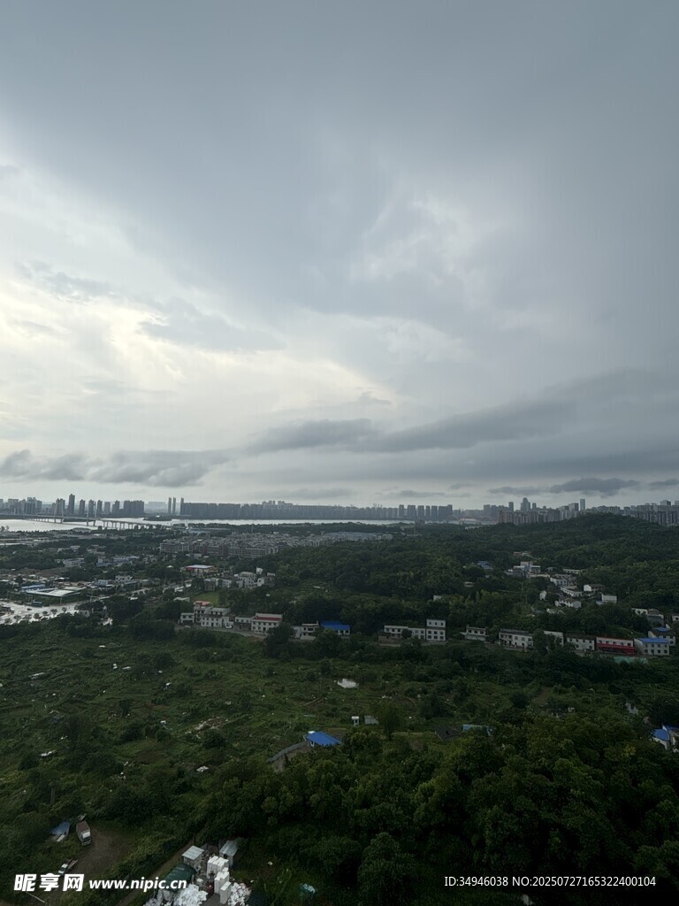 俯瞰乌云笼罩下的城市景观