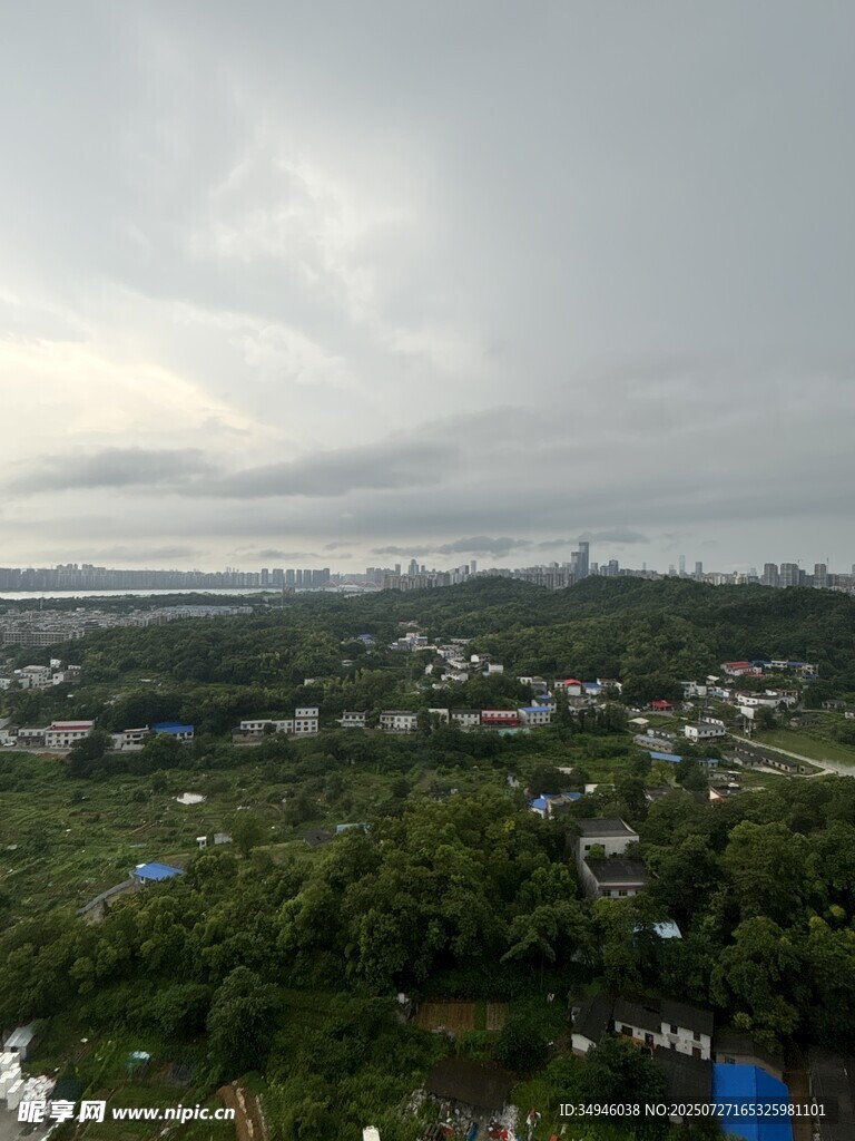 阴天俯瞰绿意盎然的城郊景色