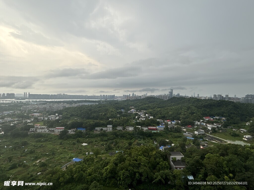 俯瞰绿意盎然的城市景观