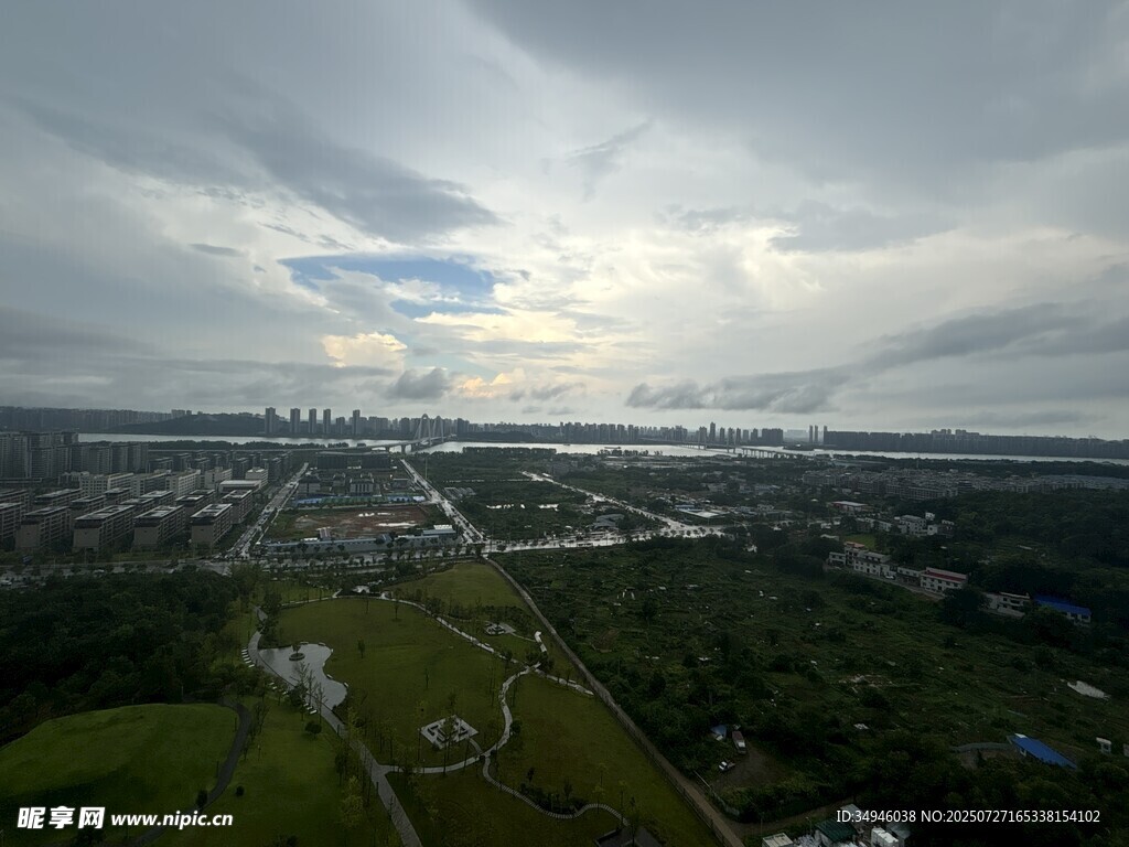 城市远景与天空景观