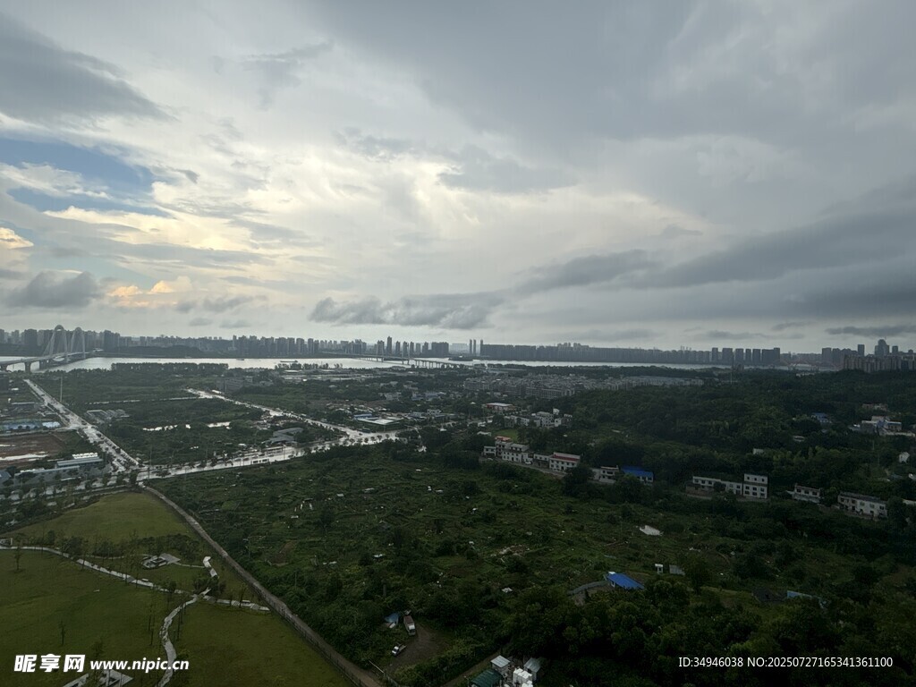 俯瞰阴云笼罩下的开阔景致