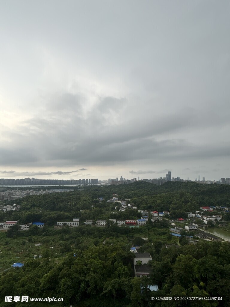 阴天时的城市与森林景观