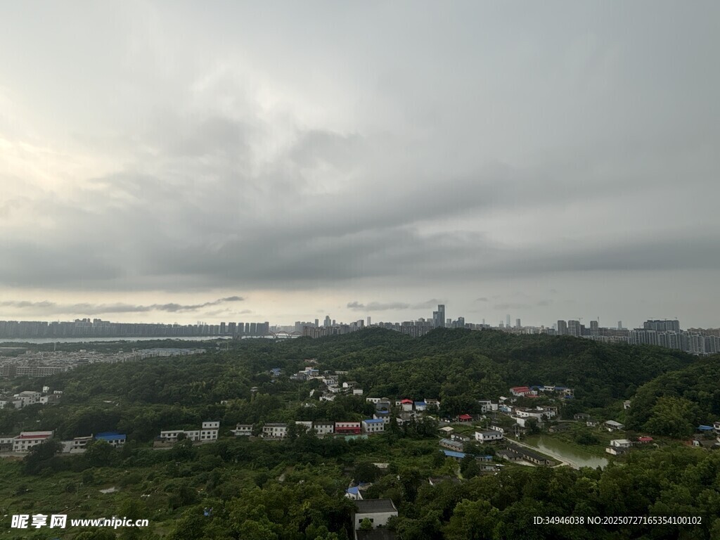 阴天城市景观俯瞰