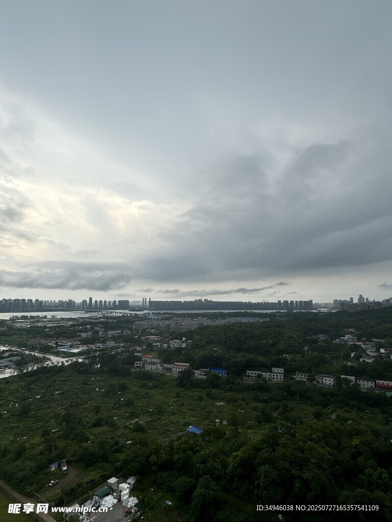 乌云笼罩下的城市与森林