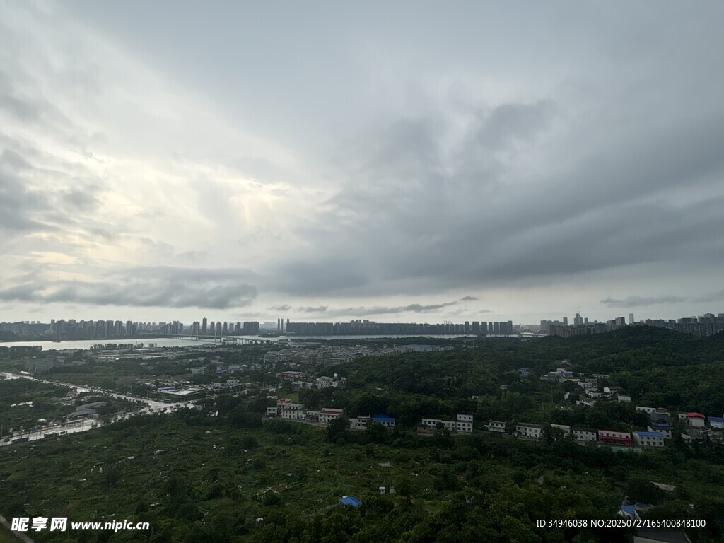 城市上空的厚重云层景观
