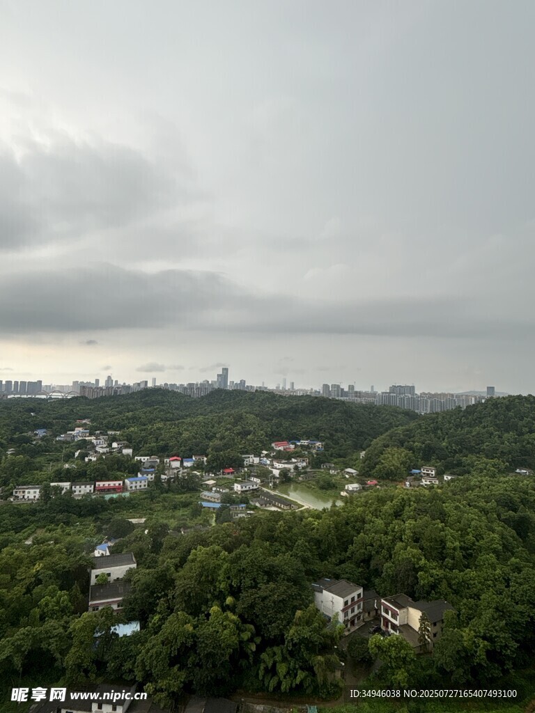 阴天俯瞰绿树环绕的城镇