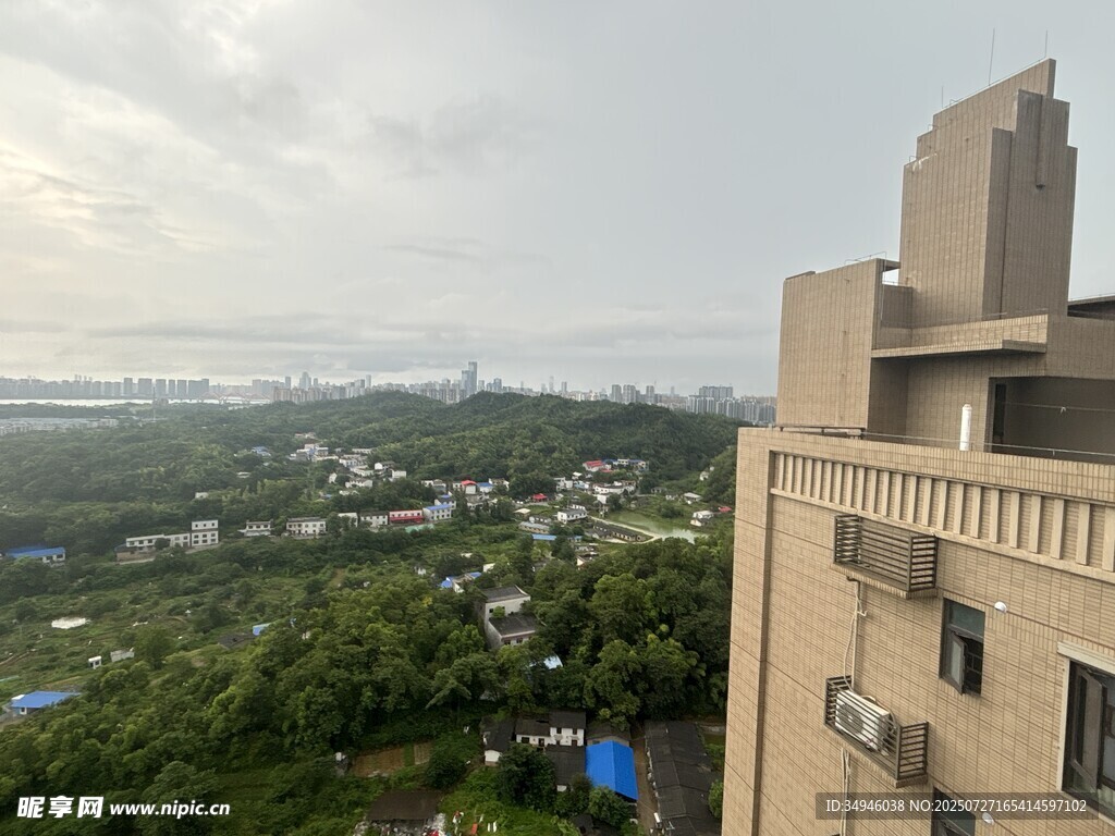 高层视角下的城市绿意景观