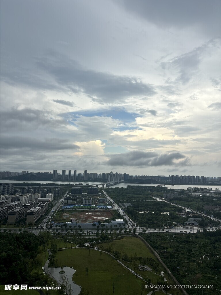 城市天际线与多云天空景观