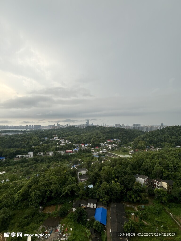 俯瞰绿树环绕的城镇景观