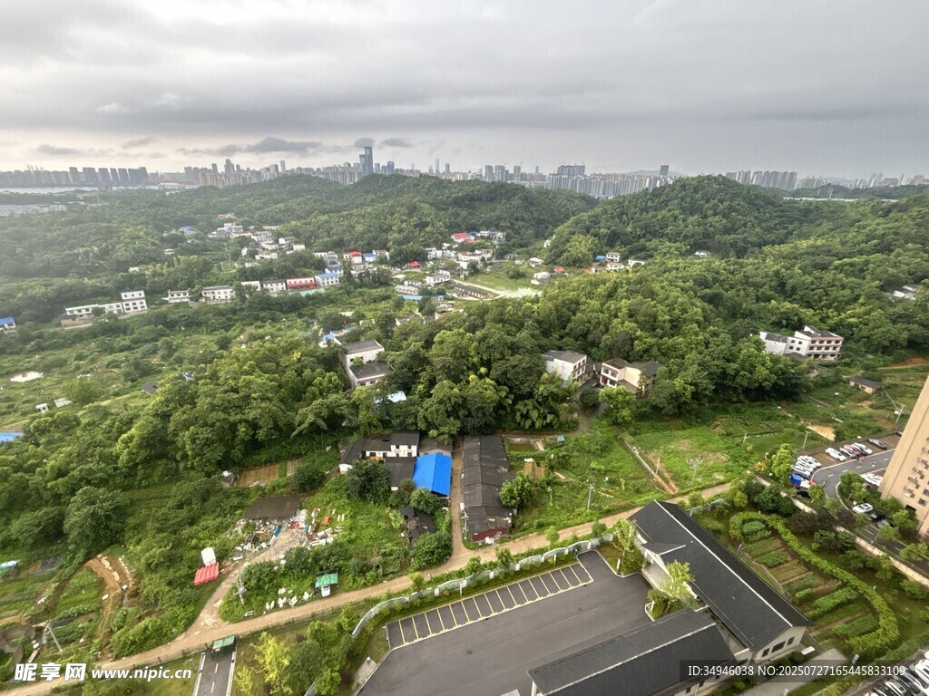 俯瞰绿意盎然的城郊景色