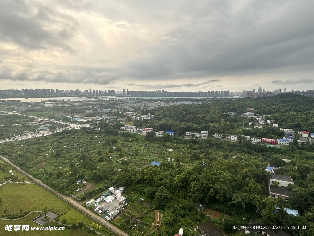 俯瞰城市与绿地景观