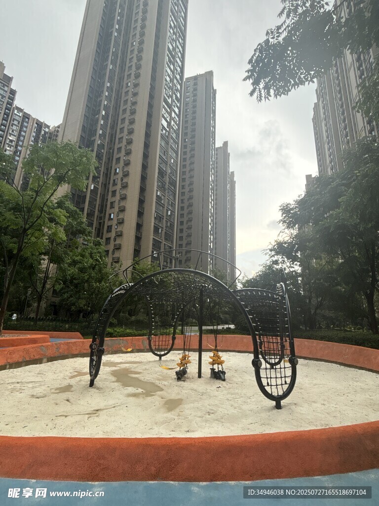 小区内的儿童户外游乐设施