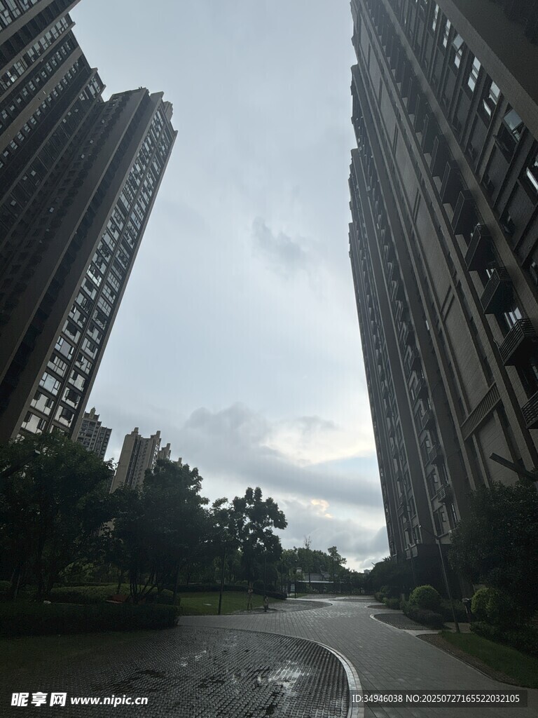 雨中高楼间的空旷道路