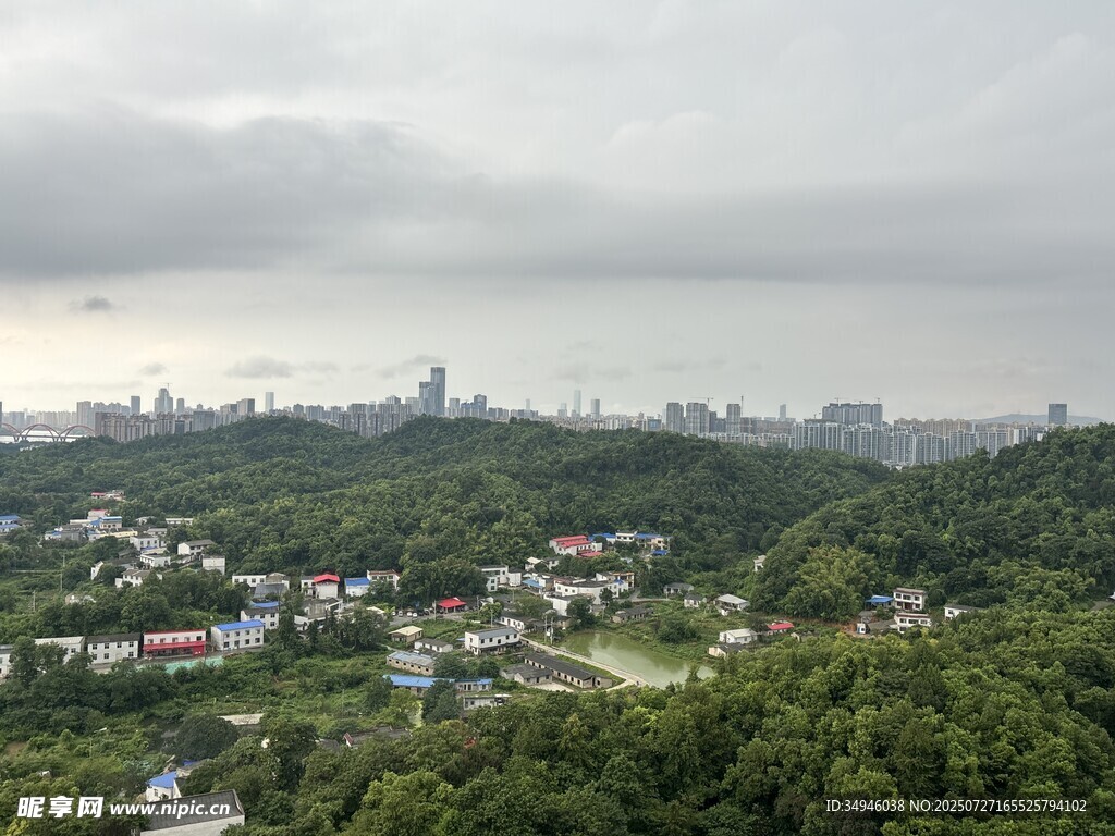 山林间的城市远景风光