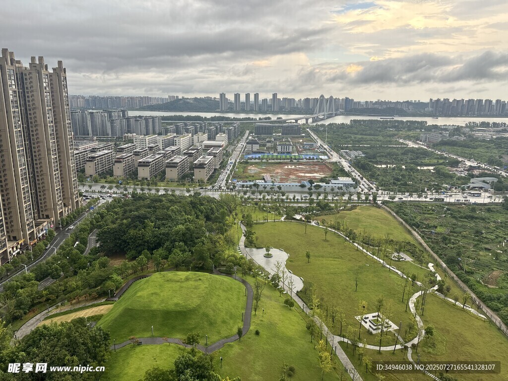 城市绿地与高楼景观