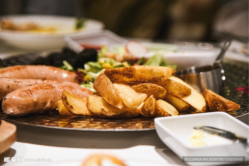 丰盛烤肉拼盘美食盛宴