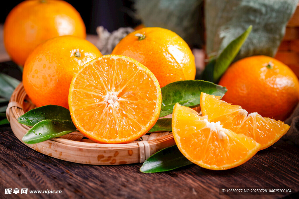 新鲜多汁的橙子