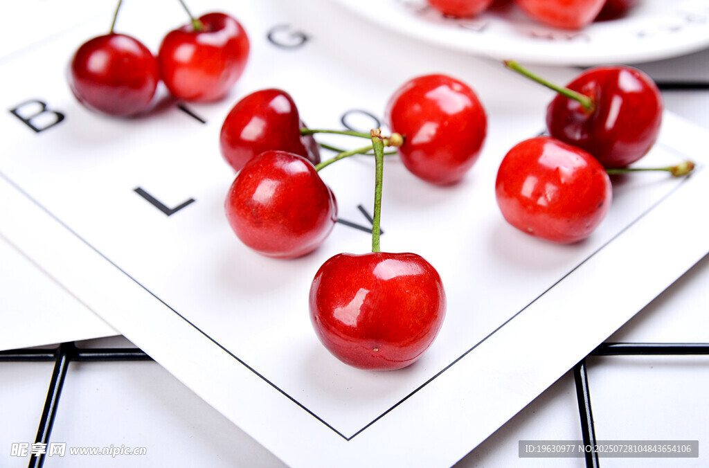 新鲜红樱桃