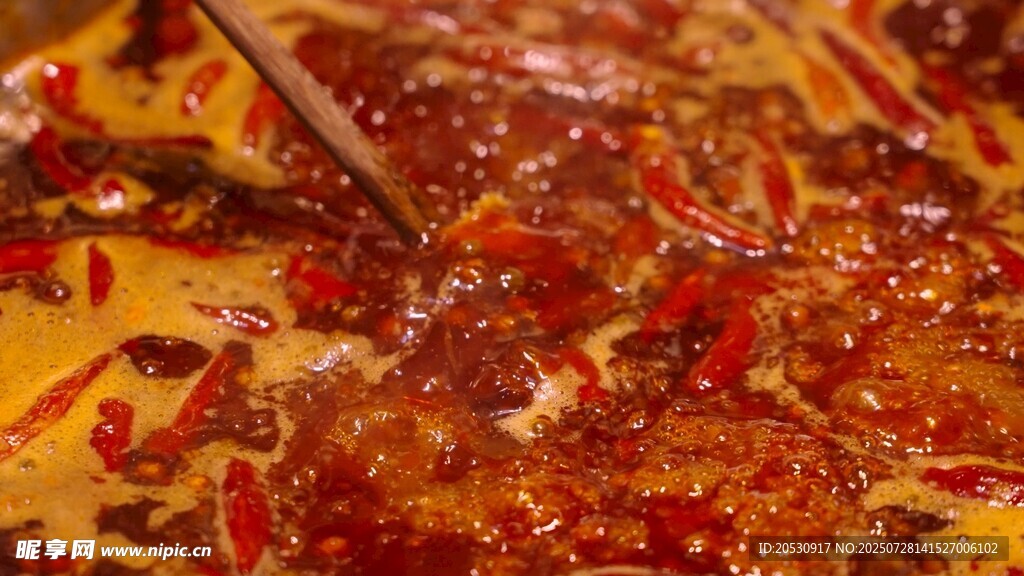 诱人麻辣红油火锅底料视频素材
