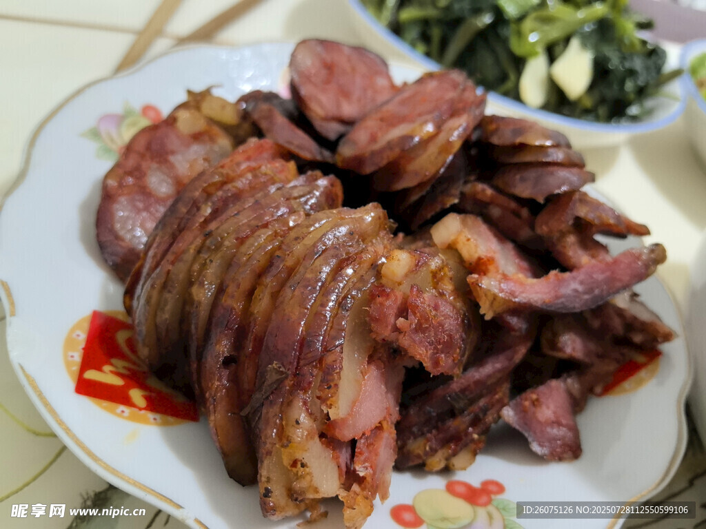 美味腊香肠摆放在盘中