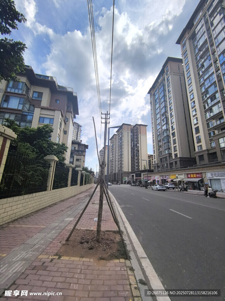 城市街道旁的高楼与道路