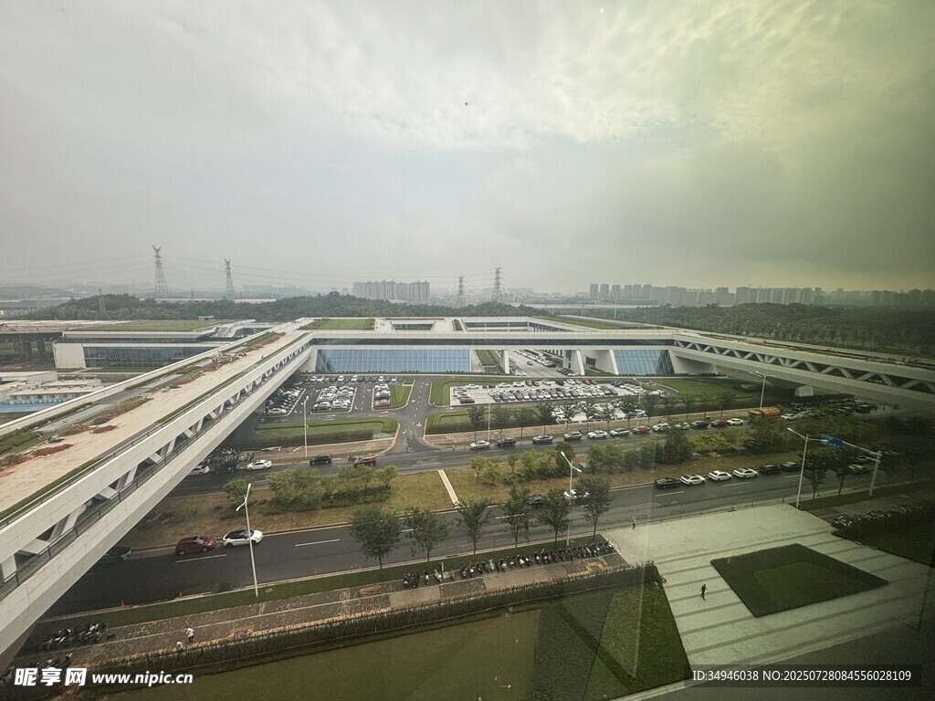 俯瞰现代化交通枢纽景观