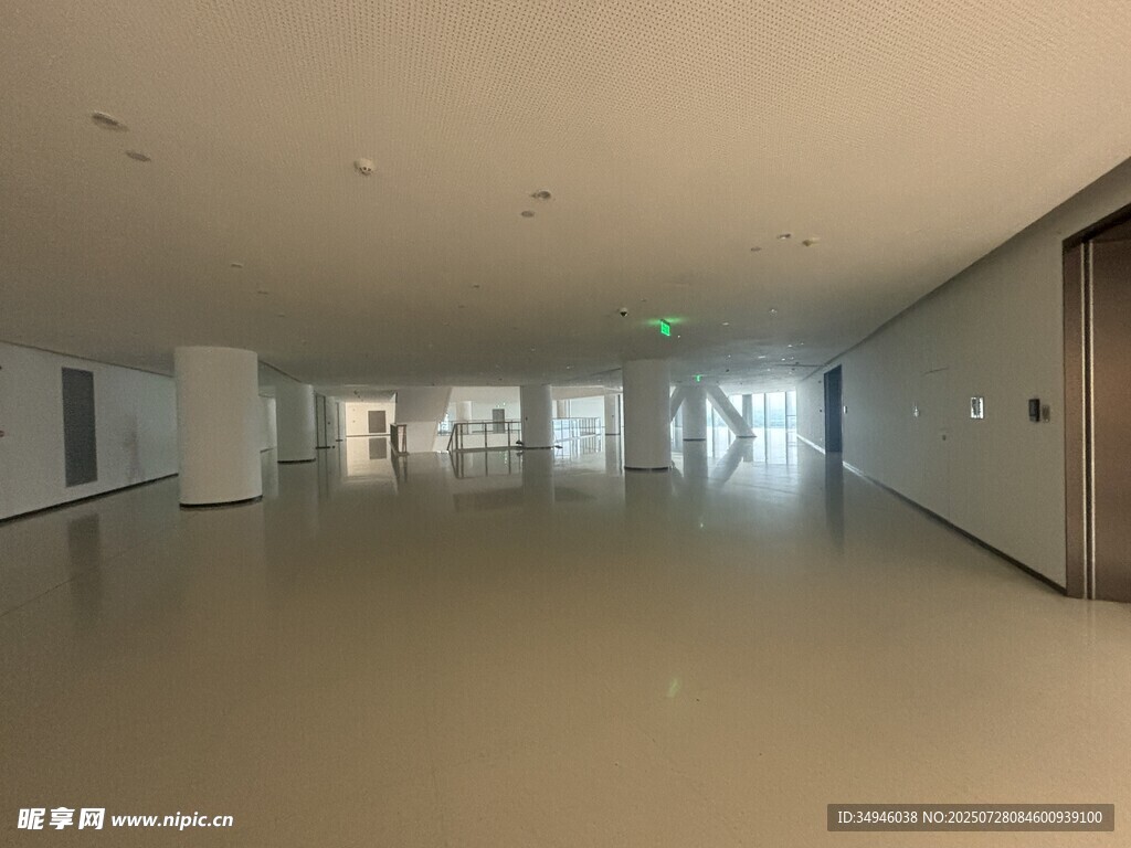 空旷宽敞的现代化办公空间