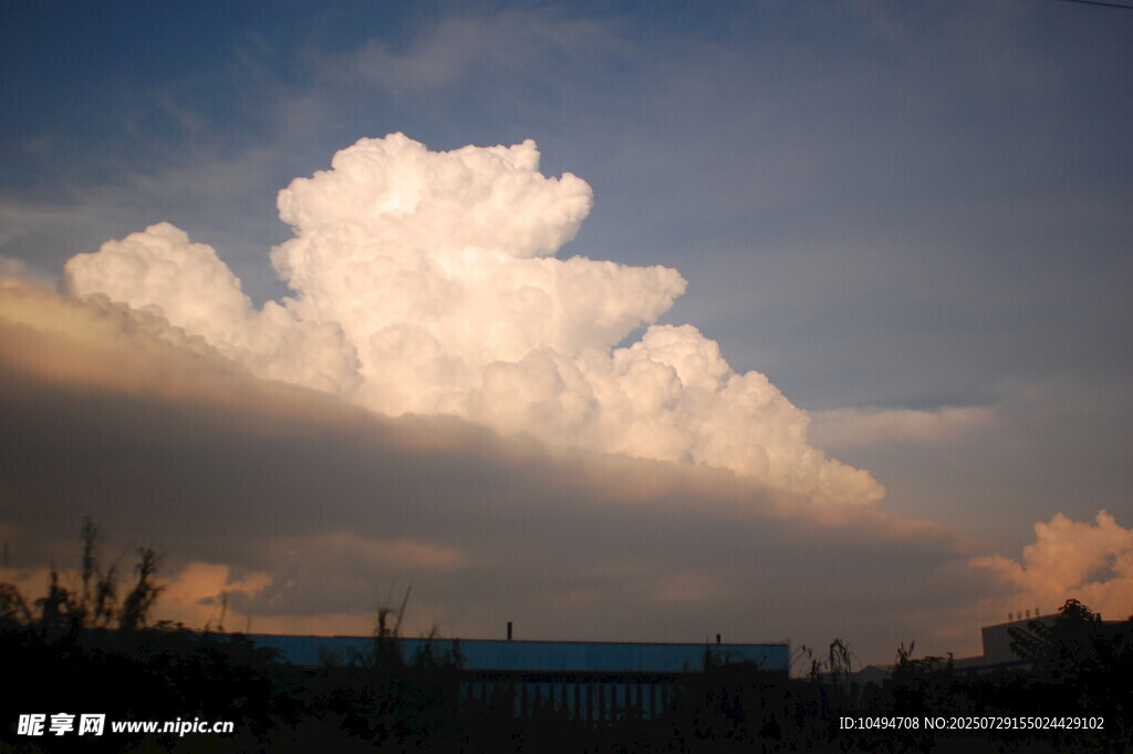 夕阳下的壮丽云朵景观
