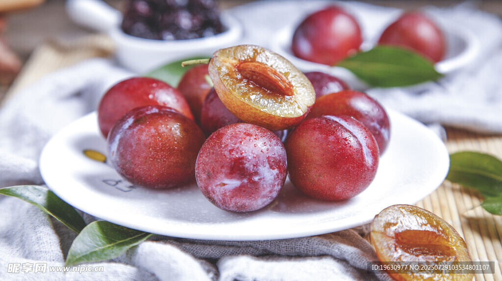 新鲜诱人的李子