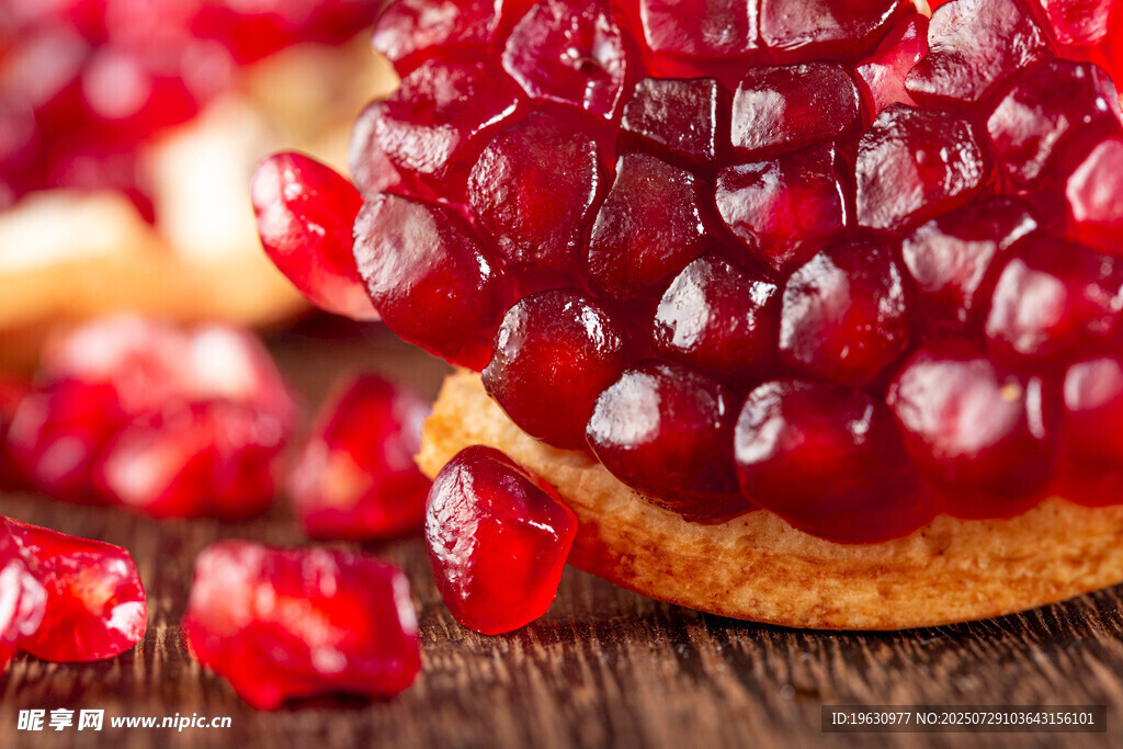 新鲜红石榴果肉