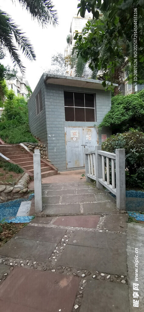 户外高压电箱旁的台阶与绿植