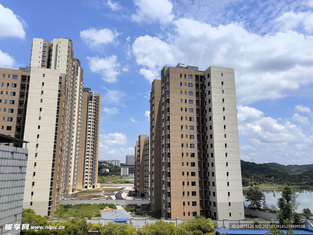 城市高楼外观与河畔风光