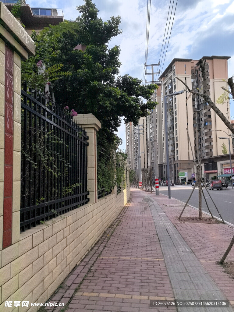 城市街边的人行道与建筑