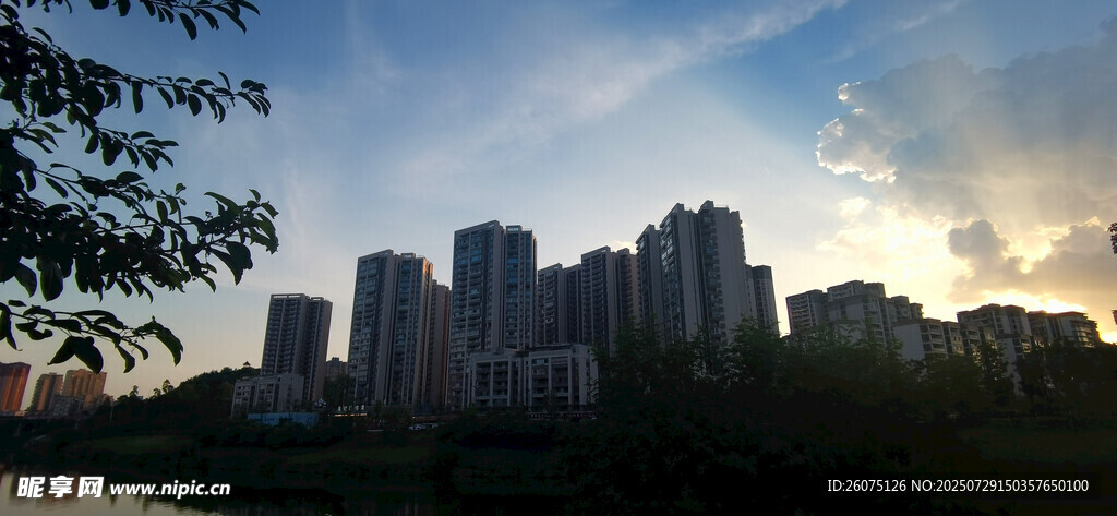 夕阳下的城市高楼景观