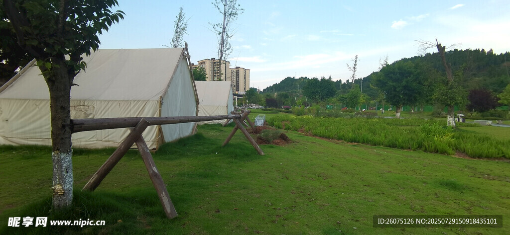 户外风景与白色帐篷