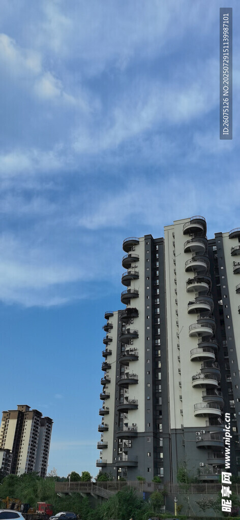 城市奇特阳台外观与蓝天白云景观