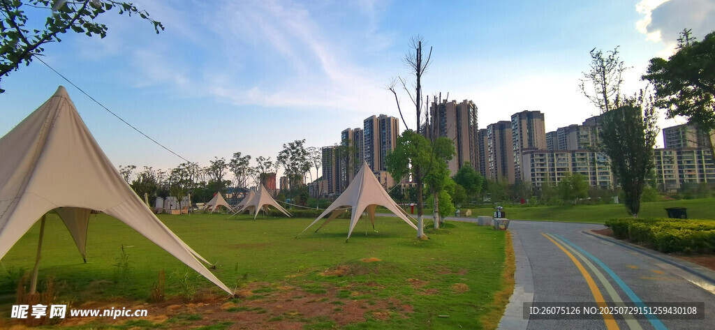 郊外草地的帐篷与城市景观