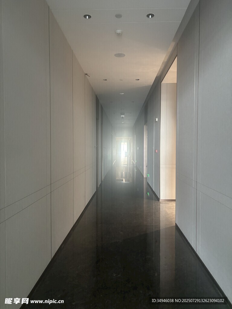 空旷走廊尽头的明亮光线