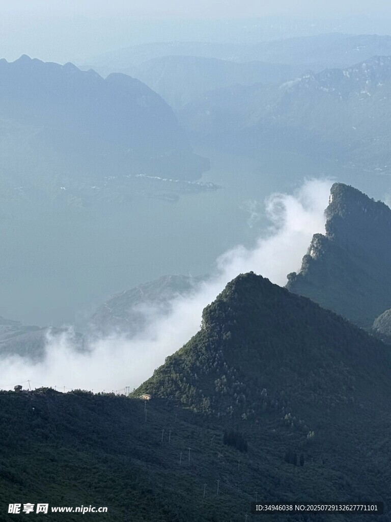 山间云雾缭绕的壮丽景致