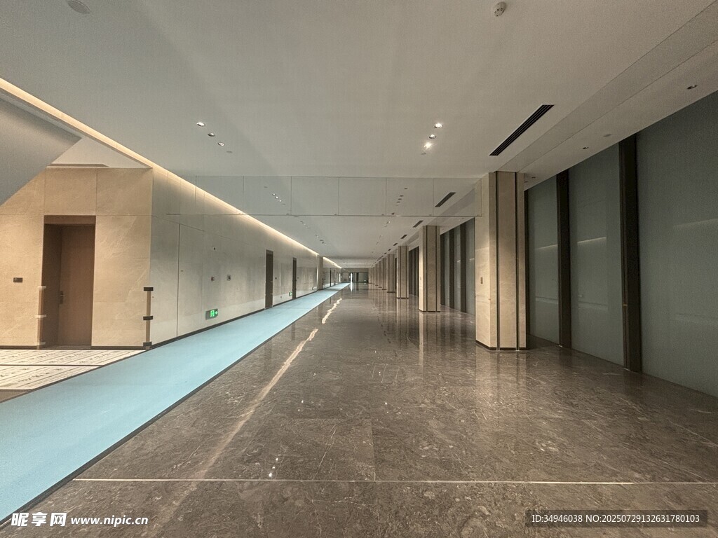 现代宽敞的室内走廊空间