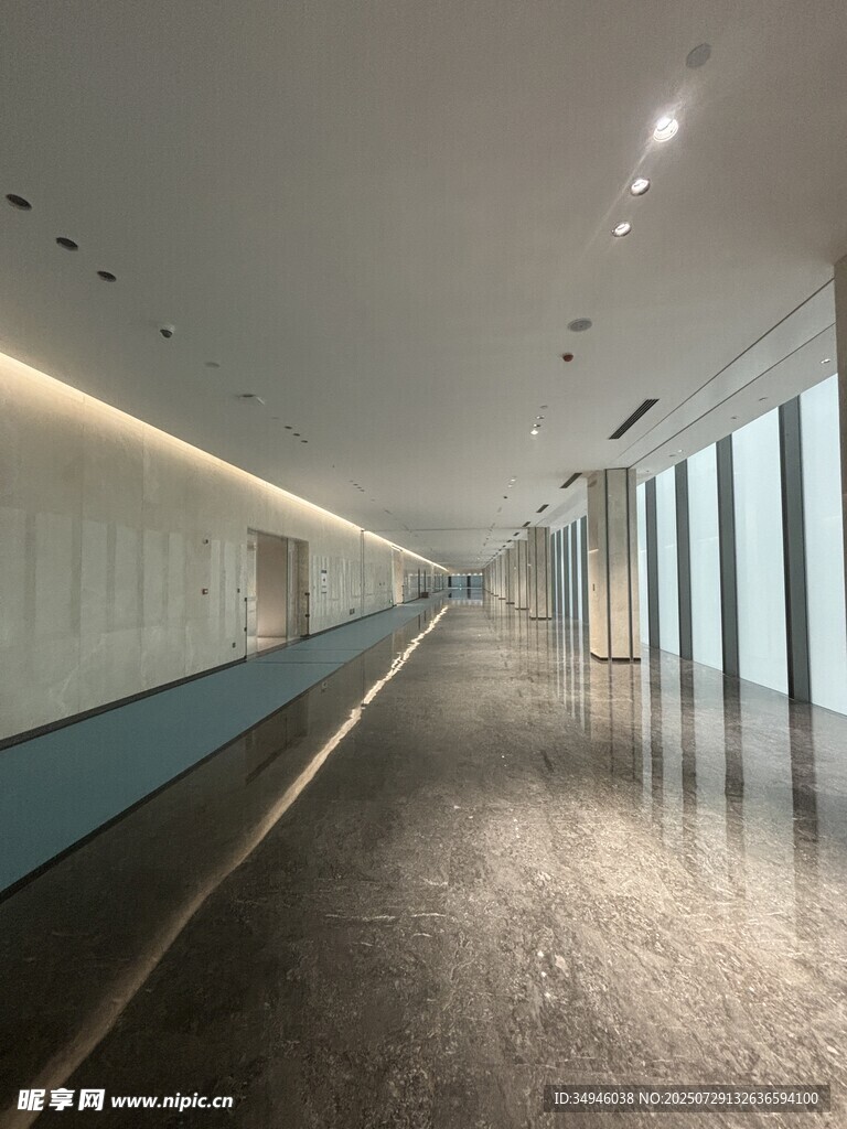 现代宽敞的室内走廊空间