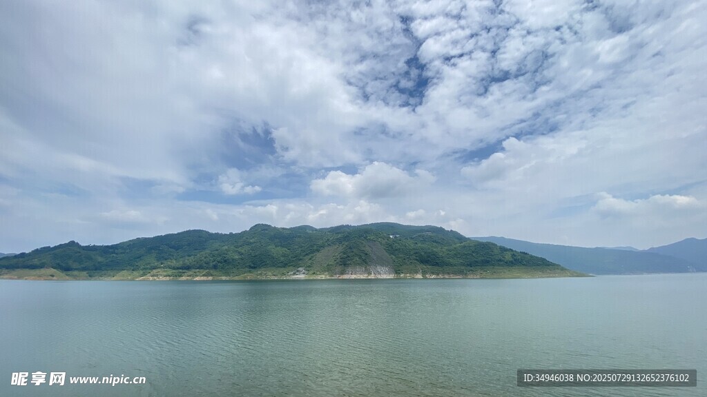 湖光山色间的秀丽风景