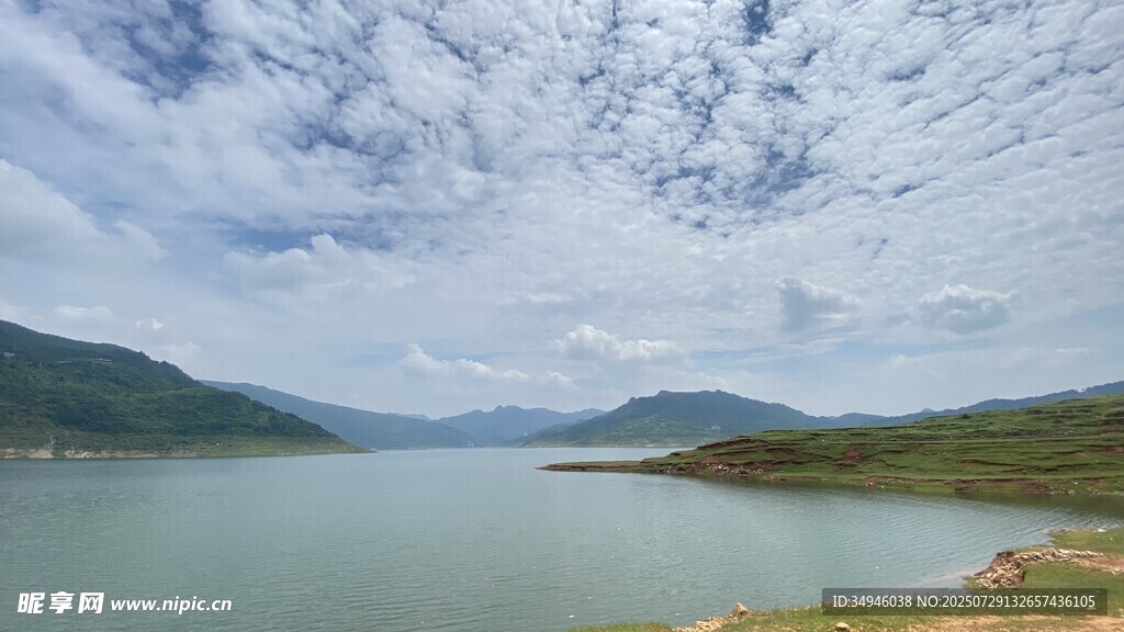 宁静湖畔的山水风光