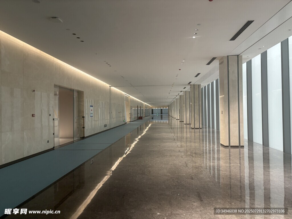 现代简约风格的宽敞走廊