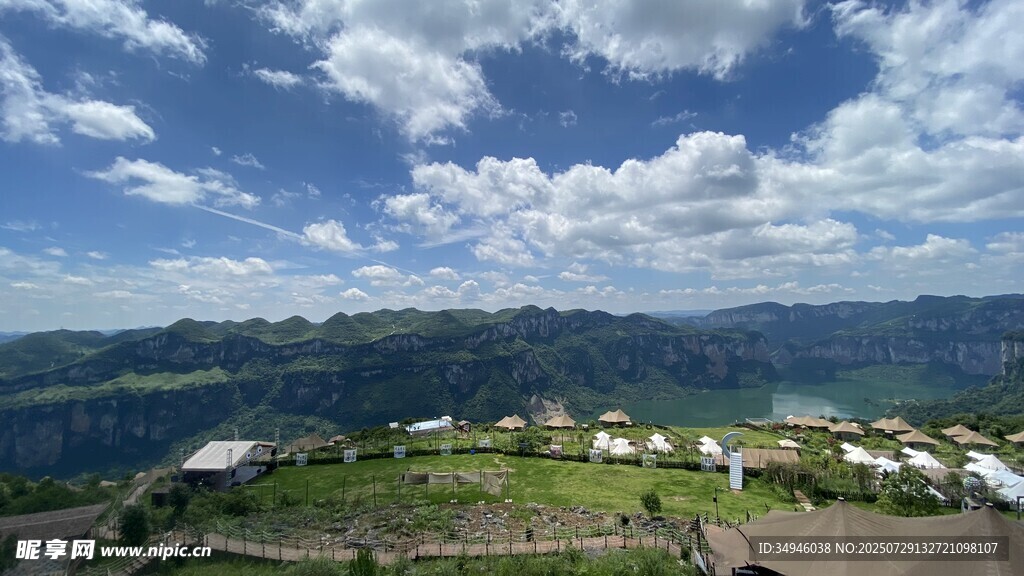 山间露营地的美丽风光