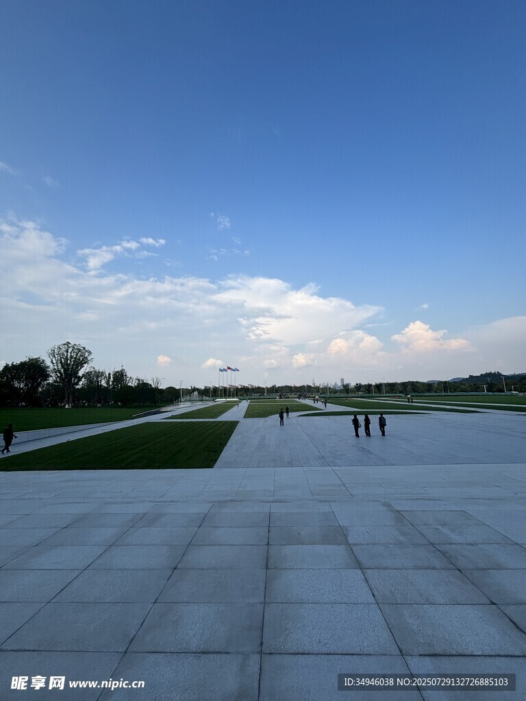 开阔广场上的漫步风景