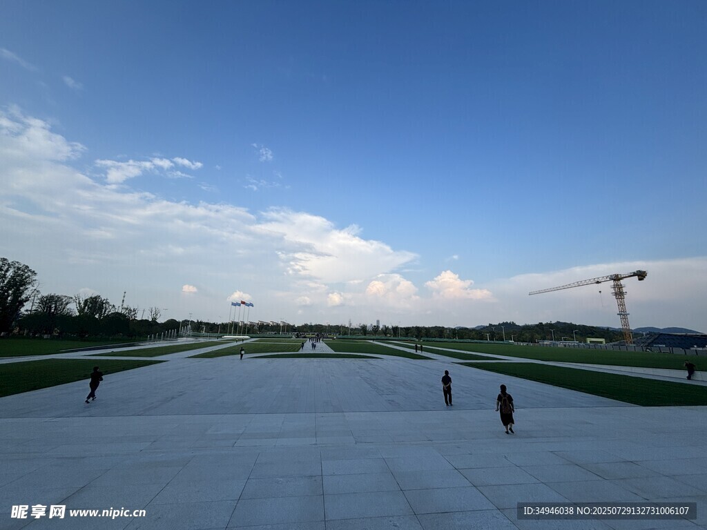 宽阔广场上的悠闲漫步